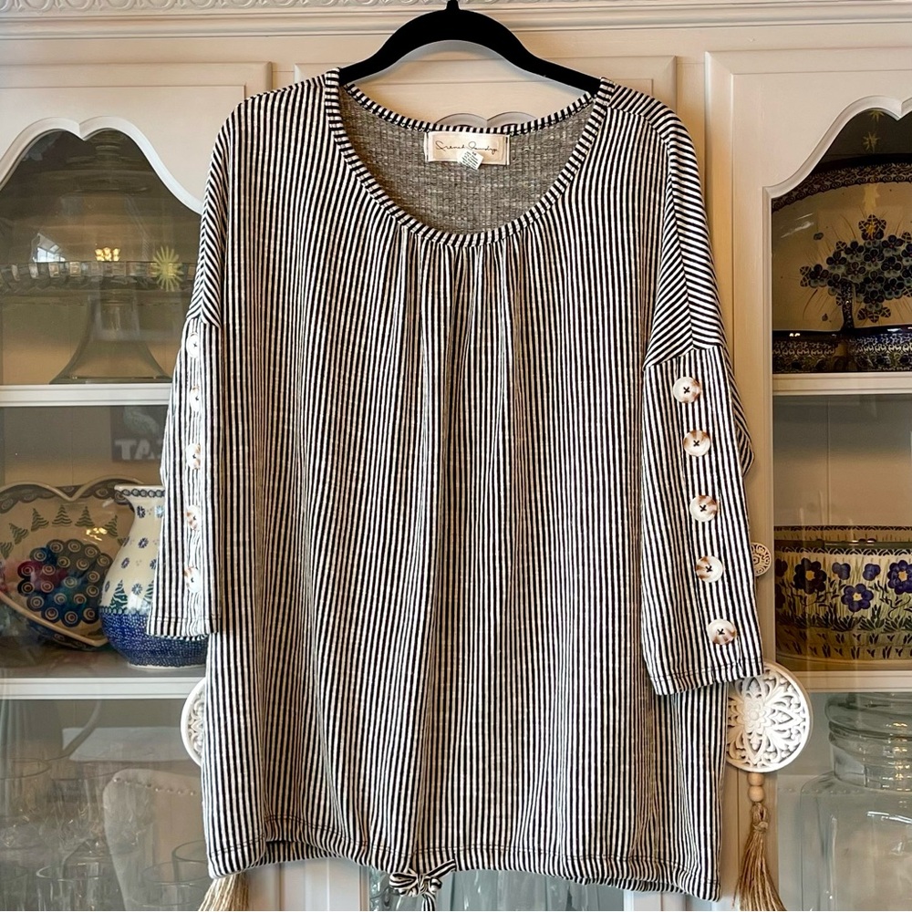 FRENCH LAUNDRY black and white striped top 3/4 sleeves with button detail Sz M - Picture 1 of 3